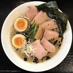 麺創 なな家 - ・ブラックダイヤモンドラーメン(セサミ&ペッパー ブラックオイルかけ和的煮干豚骨)¥830
      ・DX(肉マシ・味玉 ・海苔)¥300