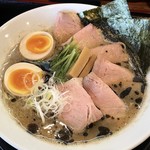 麺創 なな家 - ・ブラックダイヤモンドラーメン(セサミ&ペッパー ブラックオイルかけ和的煮干豚骨)¥830
      ・DX(肉マシ・味玉 ・海苔)¥300