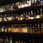 佐とう - 壁いっぱいのお酒