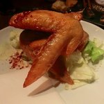 chopstick cafe 汁ベゑ - 徳島産阿波尾鶏のでっかい手羽先岩塩揚