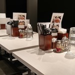 覇王 - 黒を基調としたシックな店内