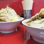 ラーメン二郎 - ＜参考＞大＋野菜ニンニクカラメ（左）との比較