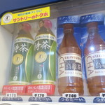 ラーメン二郎 - 店内の自販機