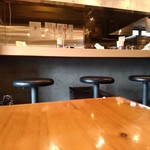 田中そば店 - 入口近くのテーブル席～のカウンター