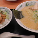 日高屋 - とんこつラーメン＋やきとり丼（660円）