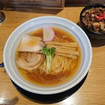 SHINASOBA 颯々樹 - 琥珀重ね醤油そば580円＋炙りちゃあしゅう丼200円