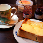 蜜蜂 - 厚切りチーズトースト。