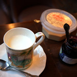 蜜蜂 - 大きなカップの温かいホットミルク♪