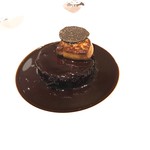 ラチュレ - リエーブル・ア・ラ・ロワイヤル　
      ジビエ料理の嬢王様と言われる料理とか。
       野うさぎは熟成され、香り旨味が濃厚。
       合わせてもらった赤ワインのかれた癖のある味とマッチしてました。