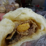 101手工饅頭包子 - 肉餡に卵黄。ピータンかな？