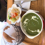 Detox soup cafe Soup On' - 野菜サラダ、ブルーベリーベーグル、ほうれん草スープ