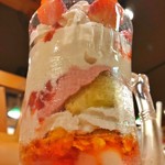 びっくりドンキー - 空にそびえるクロガネのジョッキパフェ