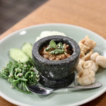 酒とタイ料理 ピッサヌローク - 豚肉とトマトのディップ＆豚皮スナック（ナンプリークオン＆ケープムー）