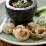 酒とタイ料理 ピッサヌローク - 芸術的な豚皮スナック
