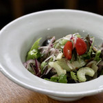 酒とタイ料理 ピッサヌローク - ピータンのサラダ（ヤムカイヨーマー）