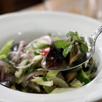 酒とタイ料理 ピッサヌローク - ピータンのサラダ（ヤムカイヨーマー）