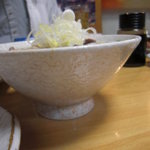 もつ焼 信 - お山の大将　煮込みを横から