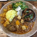 東新宿 サンラサー - わんぱく(麻婆カレー、ポークタマリンドカレー)