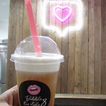 バブルティー スタイル エイト - タピオカ入り鉄観音チーズティーとハートネオン