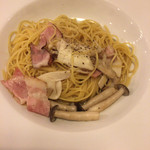 ナポリの食卓 - キノコとベーコンの和風パスタ