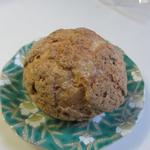 テテ - クッキーシュー１８０円。
            
            シュー生地の上にクッキー生地を乗せて焼き揚げたサクサクの生地のシュークリームです