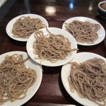 そば半 - わくわくしながら待つとメインの小分けされたお蕎麦の登場です