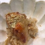 寿司栄 - 左をネタに握り、振り掛けられているのは燻りガッコを乾燥させたもの