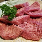 Yakiniku Mitsu - ①厚切り牛タン塩2枚
                        柔らかくて滑らかな舌触り、タンだけどしっかりした肉の味。
                        過去一番の美味しさ。