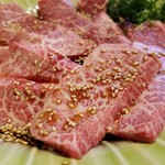 Yakiniku Mitsu - ③神戸牛バラ3枚
                        バラ肉ですが、上質で綺麗な霜降り。
                        レアで焼いても、しっかり火入れしても納得の美味しさ。
                        娘達が口々に「やっぱり充は美味しい！」と分かった様にのたまっています。(笑)