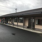 柳麺亭 - お店が入っている横続きの平屋。