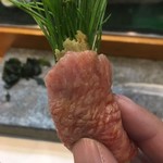 寿司栄 - トロの手巻き、芽葱を巻き込んで