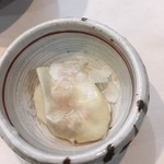 寿司栄 - 河豚の白子のおつまみ、振り掛けられているのは米粉塩