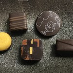 La Maison du Chocolat - 左から 小さなオペラハット・ミルクの抱擁・アルダン・ひまわり・夜の出会い