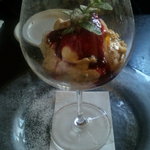 大きなワイングラスの中に