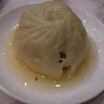 香桃 - 小龍包、箸で割ると肉汁が溢れます☆