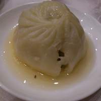 香桃 - 小龍包、箸で割ると肉汁が溢れます☆