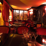 Bistrot Vivienne - 全体紅い。