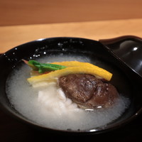 しゅん逢 紗々木 - 雲子、蕪、湯葉真丈、金時人参、椎茸、柚子皮、鶯菜の椀