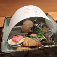 しゅん逢 紗々木 - 立春八寸：蛍烏賊饅、海鼠、堀川牛蒡、ローストビーフ、玉子ムース、鰆、お稲荷