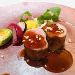 ロゼット - 弾力ある豚肉で包まれた中には柔らかジューシーなミンチ肉。二つの食感が楽しめて楽しいですね♫
      周りのカラフルなお野菜も美味しい！