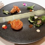 ロゼット - 前菜はノルウェーサーモン、イクラ、天使海老の菜園仕立て
      