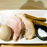 Sagamihara 欅 - トッピングは別盛。パウダー状のぬちまーすの塩が付きます。うるま市(沖縄本島中部)で作っているのかな。