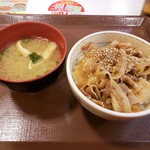 すき家 - 豚丼ミニ、みそ汁