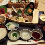 日本料理 魚つぐ - 舟盛り御膳(2138円)
