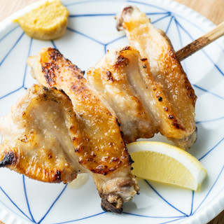 深い旨味があふれだす、厳選国産鶏の「焼鳥」が自慢