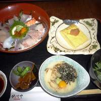 かんてきや 要 - １，０００円の海鮮丼定食。小鉢一品は、だし巻きと思う。