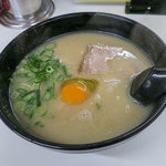 長浜ラーメン リキマル - 「月見ラーメン」（600円）。50円の贅沢♪