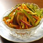 KING - 細切り野菜のインド風スパイシーサラダ