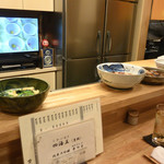 千代娘 - おばんざいが並ぶカウンター