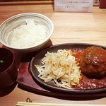 将泰庵DINER - 飲めるハンバーグデミグラス2030円ｗ　なんか彩と盛り付けが寂しいですｗ　どうにかならんのですか？　コレｗ